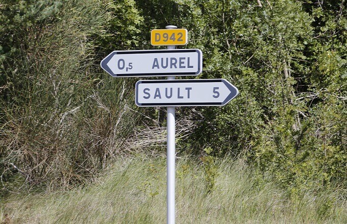 フランスのプロヴァンス　ラベンダーで有名のソー（Sault）の村まで5KMとの表示が！！