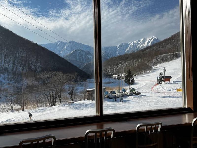 鹿島槍スキー場のレストランの景色
