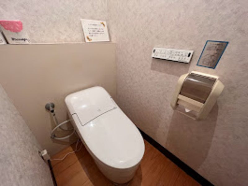 「九十九里ヴィラそとぼう」のトイレ。以前行ったときよりきれいにリニューアルされた模様。