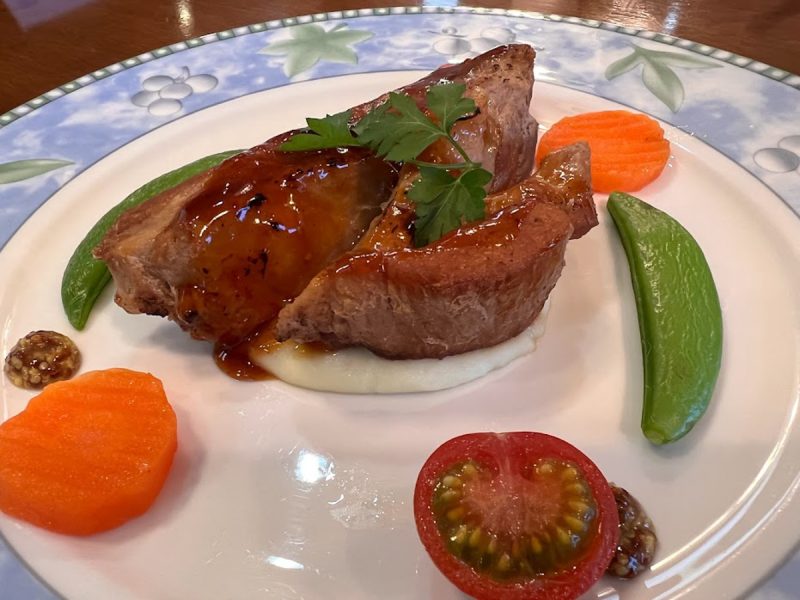 「九十九里ヴィラそとぼう」の夕食。豚肉ですが、ホロホロで柔らかくおいしかったです。
