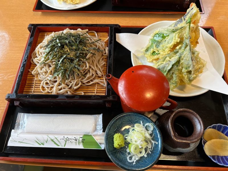 天ぷらそばはこれで１０００円。美味しいです。